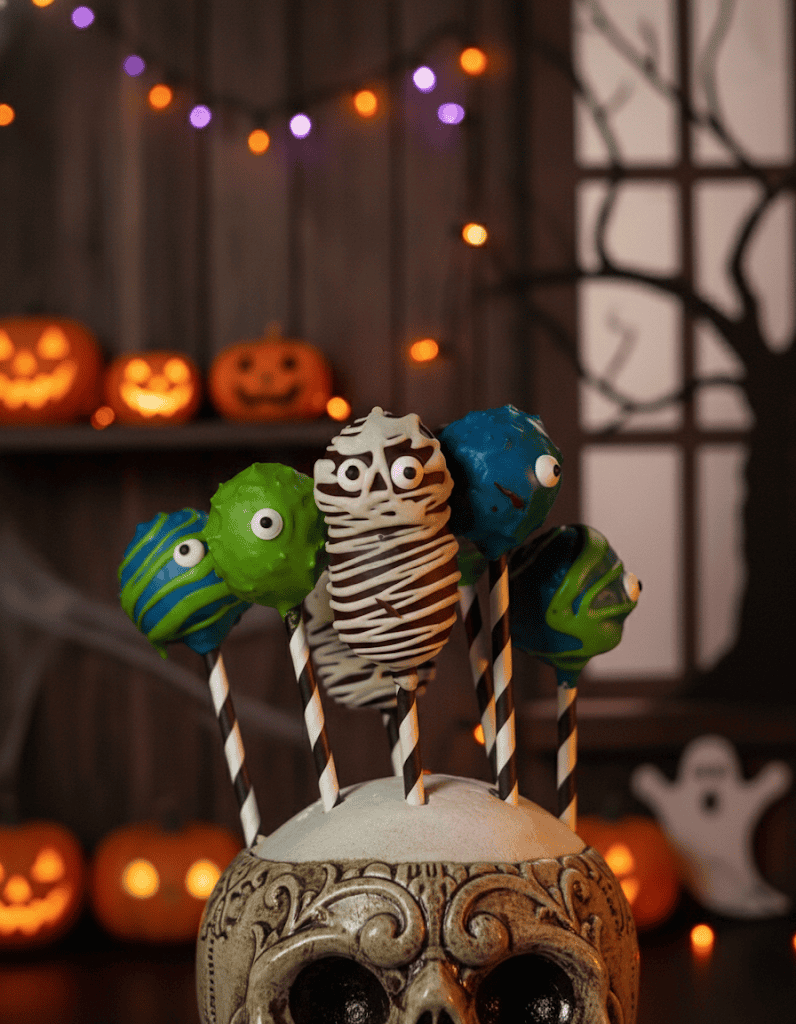 pops de gâteau monstre red velvet en gros plan