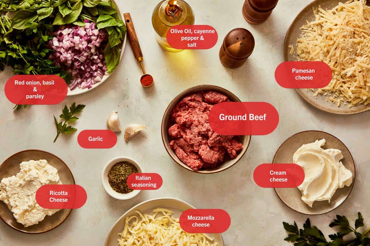 Ingrédients pour la trempette de lasagne incluant du boeuf, du fromage, des herbes et de l'ail.
