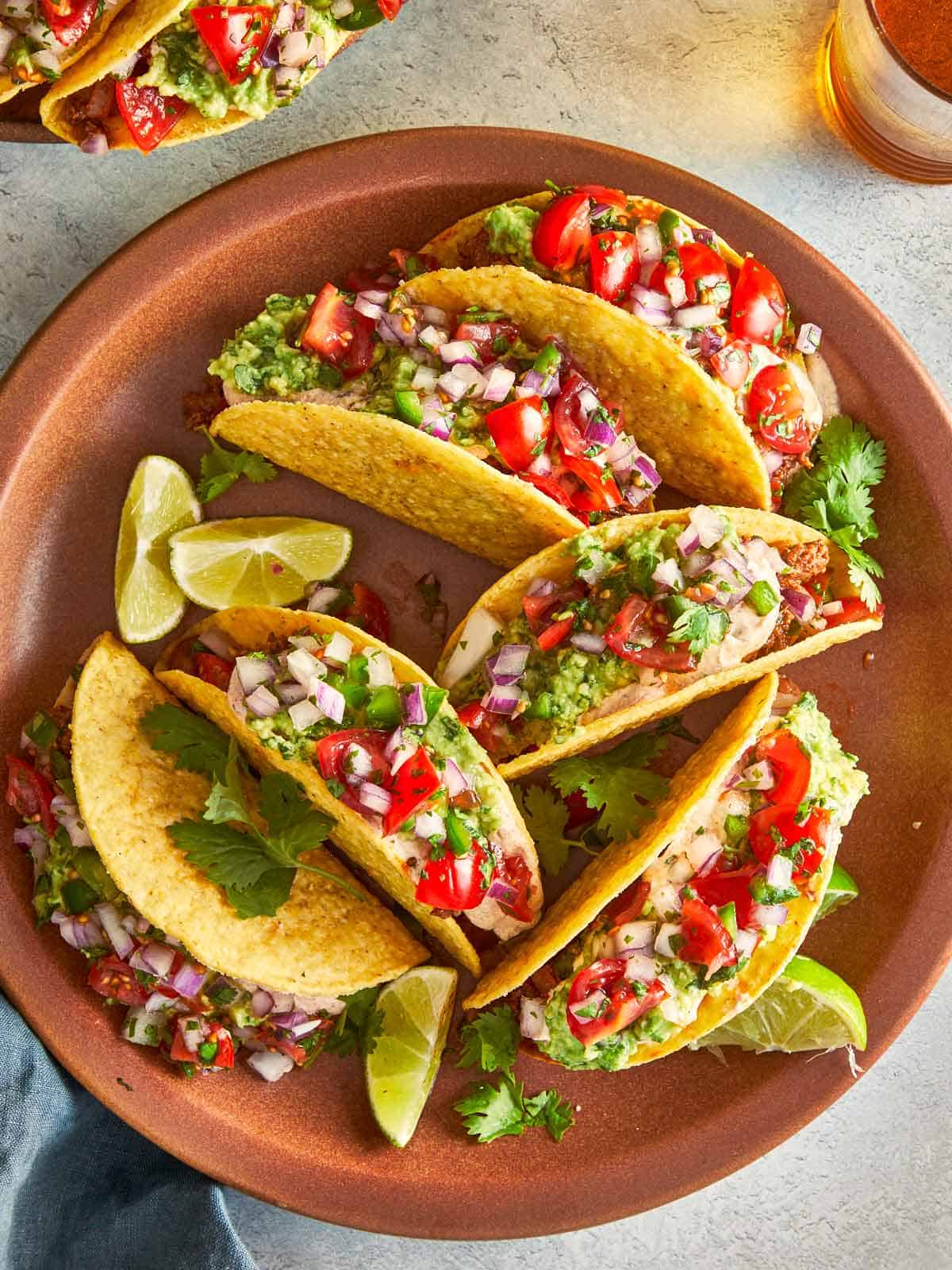 Assiette de tacos de boeuf avec guacamole et salsa.