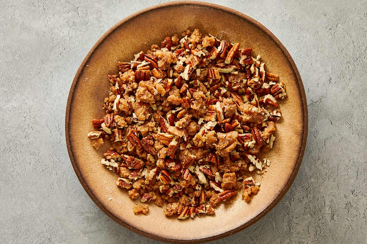 Plat de cuisson rempli de casserole de patates douces recouvert d'un streusel aux noix de pécan avant d'ajouter les guimauves.